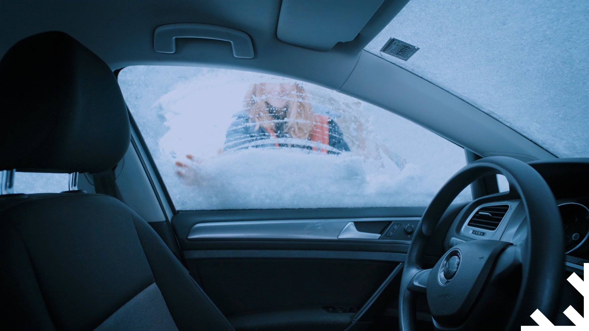 ArcticDrivers-Car-Window-Snow-Cleaning