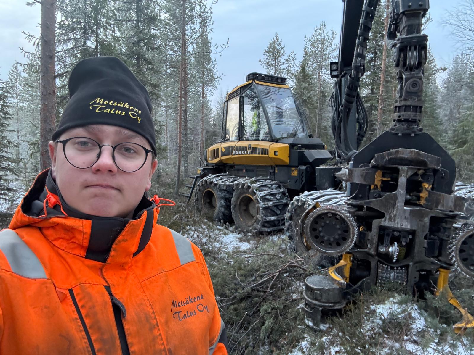 Leevi Mäkikallio työskentelee harvesterinkuljettajana Metsäkone Talus Oy:n palveluksessa.