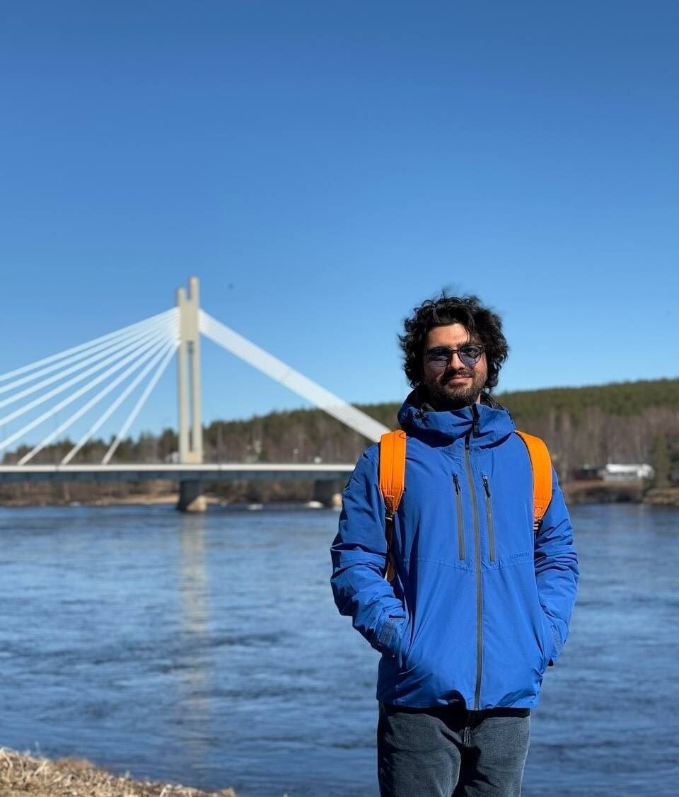 Maahanmuuttaja seisoo jokivarressa Rovaniemen kaupungissa.